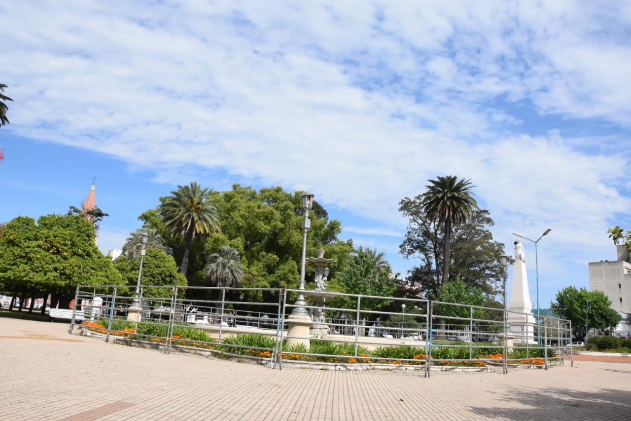 ​Comenzó la restauración de la fuente de Plaza Belgrano