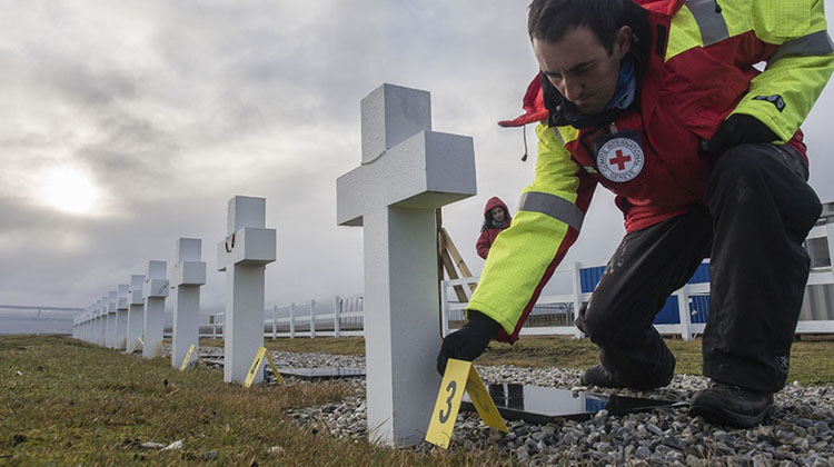 Entregan informes de identificación a familiares de soldados caídos en Malvinas
