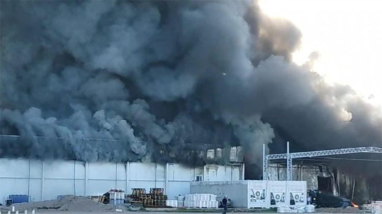 Voraz incendio destruyó la fábrica de lácteos La Aurora