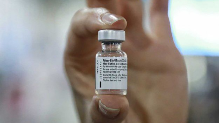 Pfizer podría tener "en 100 días" una nueva vacuna contra Ómicron