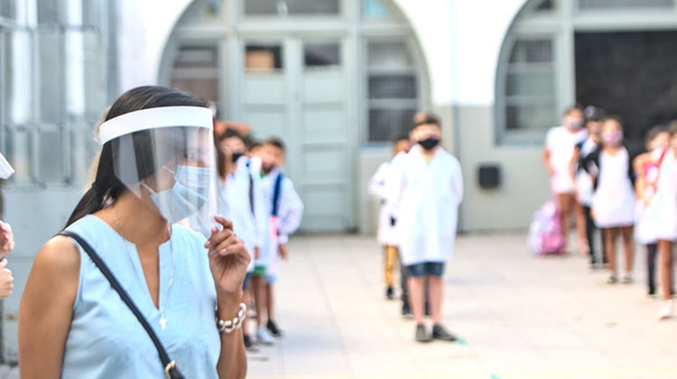 Vacuna para alumnos y tercera dosis para docentes