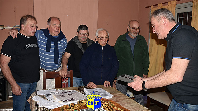 ​Once Tigres entregó un reconocimiento a Arturo Avendaño