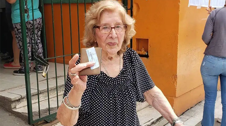 Tiene 104 años, quiere votar en el balotaje y logró que un juez la reincorpore en el padrón