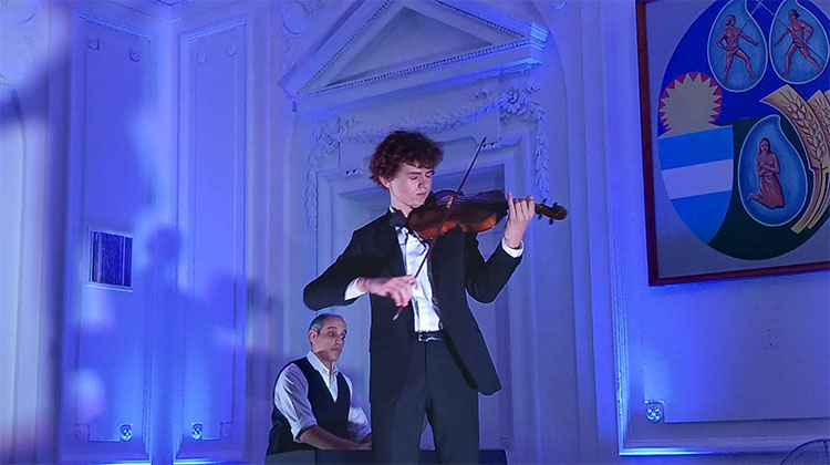 Brillante espectáculo musical entregó el violinista Marcelo Ré