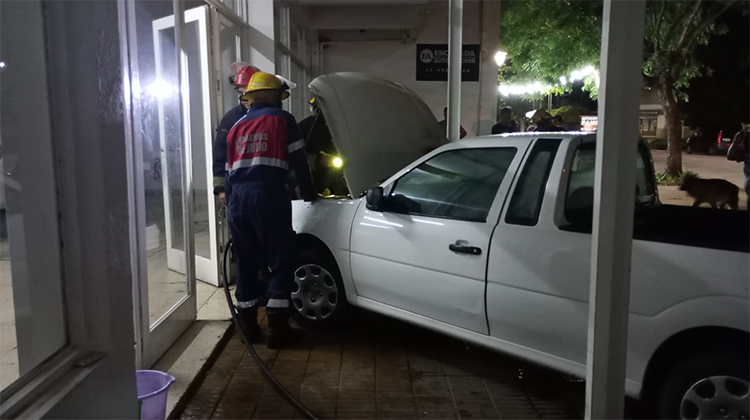 Bomberos acudi&oacute; a un principio de incendio vehicular