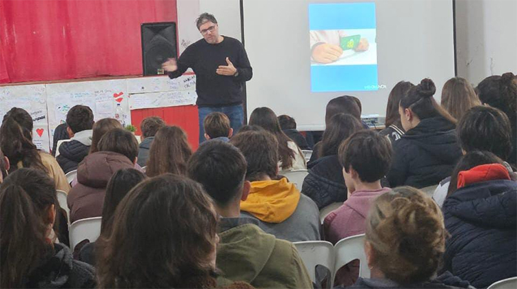 ​Charla sobre consumos problemáticos