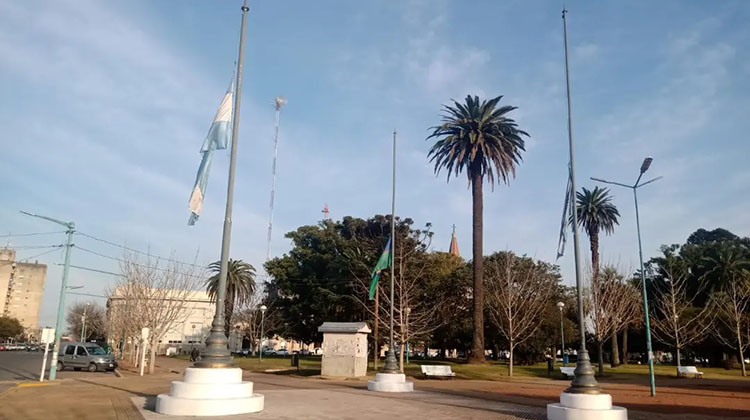 Adhesi&oacute;n al duelo nacional 