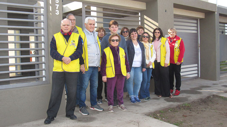 Club de Leones entreg&oacute; la casa a estrenar de la 12&deg; rifa