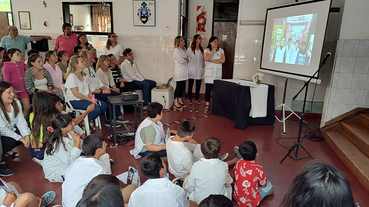 Gentile asistió al acto de fin de curso de la Escuela 501