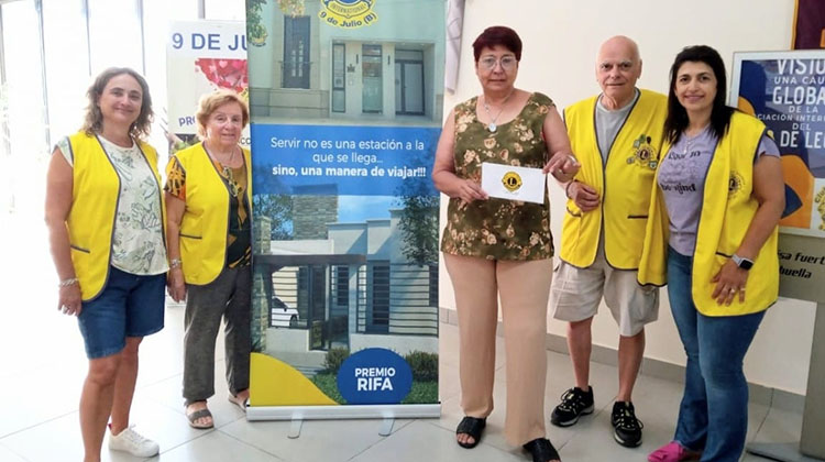Club de Leones entregó premio mensual de su rifa
