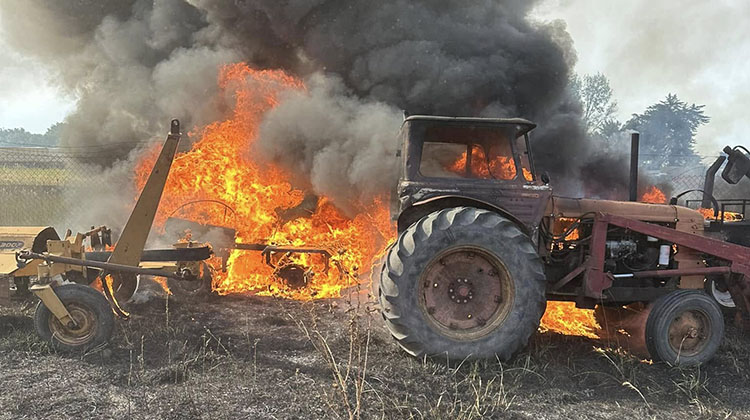 Bomberos: Incendio de maquinarias y pasto