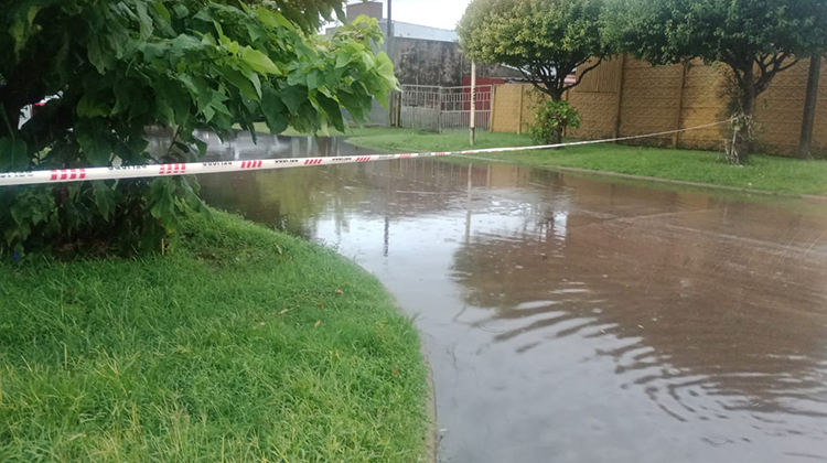 Fuerte tormenta: ​Corte de calles anegadas, evacuaci&oacute;n y trabajo con bomberos