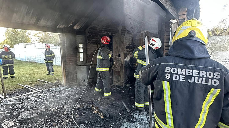 Incendio total en un quincho