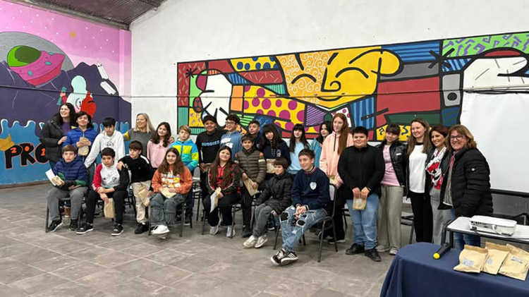 Alumnos de Dudignac cumplieron con el acto de compromiso ambiental