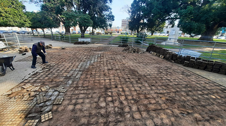 ​Comenz&oacute; el recambio de baldosas en Plaza Belgrano