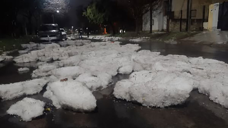 Violenta tormenta azot&oacute; a Santa Rosa: granizo y m&aacute;s de 100 mil&iacute;metros de lluvia