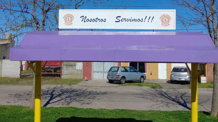 ​El Club de Leones pinta garitas