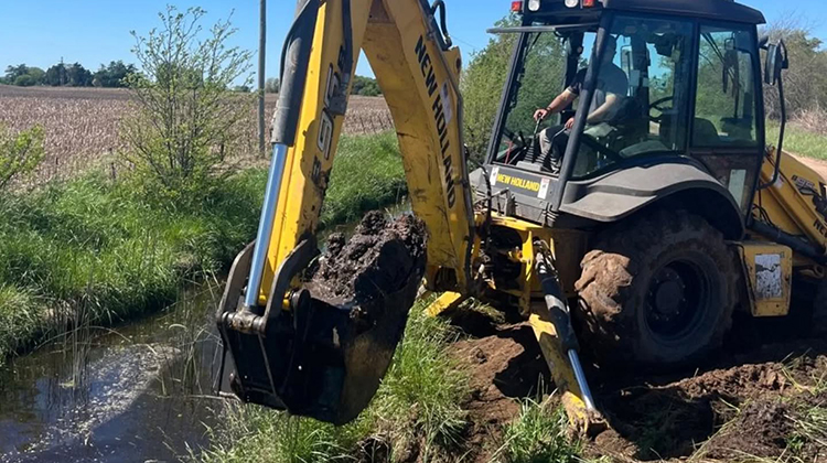 ​Continúan los trabajos en caminos y canales del distrito