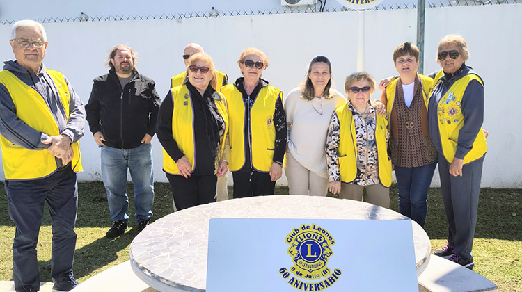 Los Leones inauguraron mesas y bancos en la Plazoleta que lleva su nombre