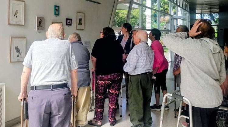 ​Residentes del Hogar de Ancianos visitaron una interesante muestra