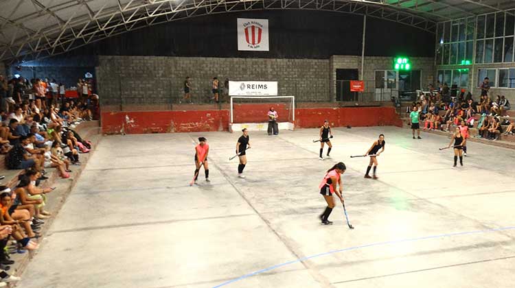 Se desarrolla el Torneo de Hockey Pista en el Club Atl&eacute;tico