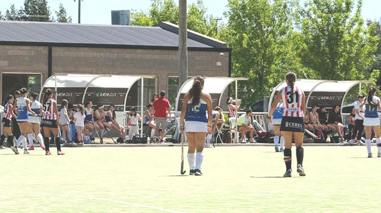 Jugadoras de 9 de Julio entrenan en un Plan Nacional de Hockey