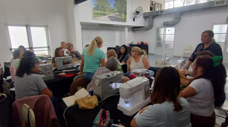 ​Comenzaron los talleres de costura y uso de m&aacute;quinas de coser