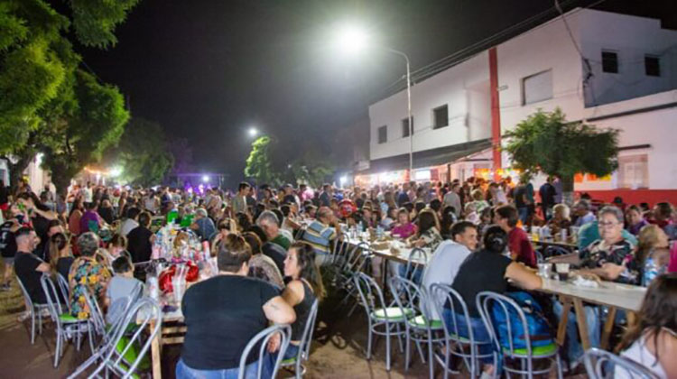 ​La Ni&ntilde;a se prepara para la Fiesta de la Empanada