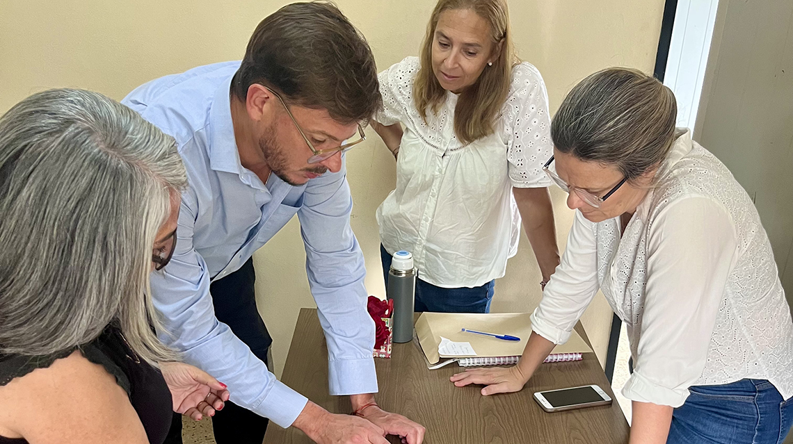 ​Gentile firm&oacute; contratos para nuevas luminarias led en Dudignac y Morea