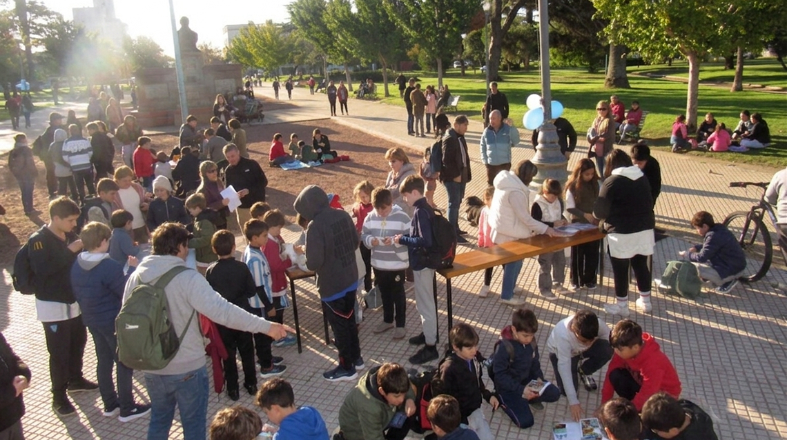 Fiebre mundialista en 9 de Julio: los chicos coparon Plaza Belgrano 