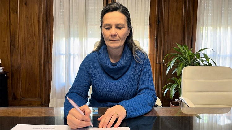 Gentile firm&oacute; convenio para avanzar hacia el cierre definitivo del basural municipal