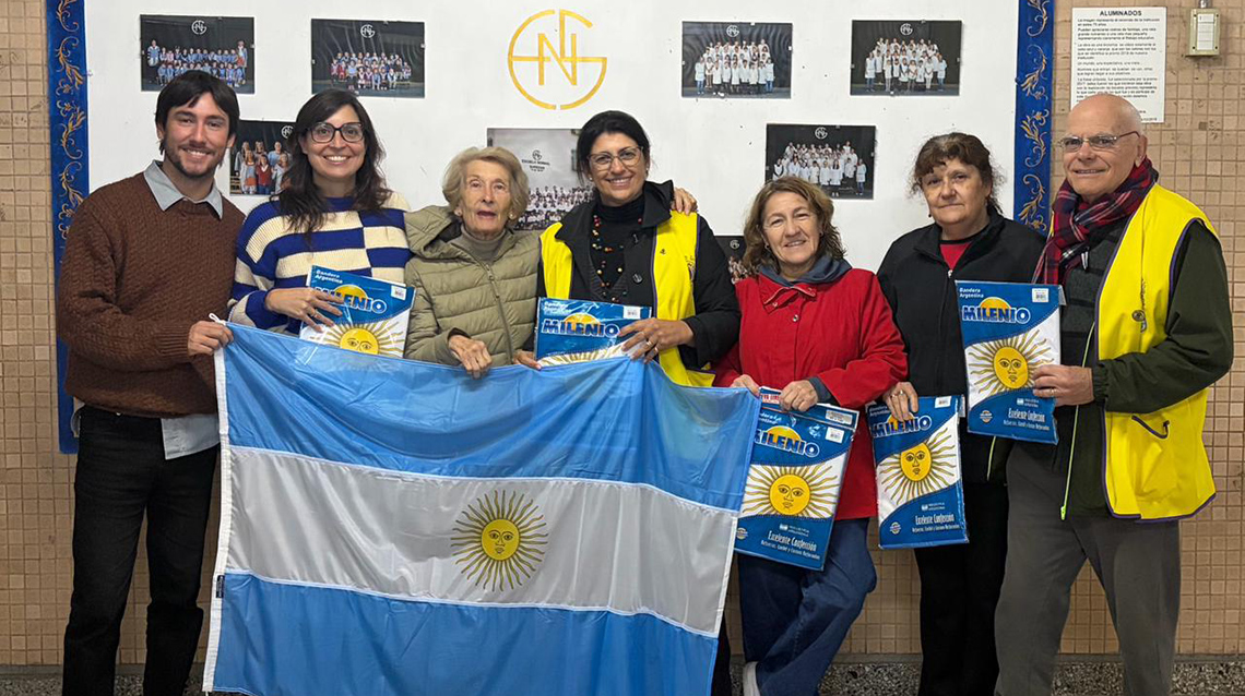 El Club de Leones don&oacute; nuevas banderas a la Escuela de Comercio