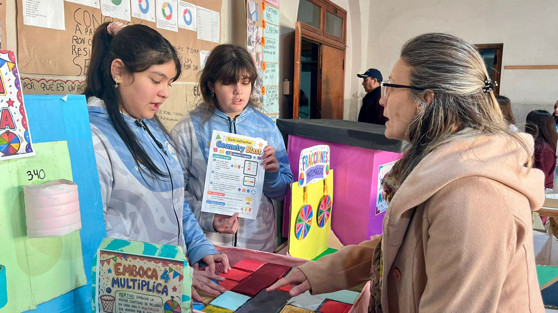 Gentile visit&oacute; la Escuela N&deg; 1 en el marco de sus 160 a&ntilde;os de historia