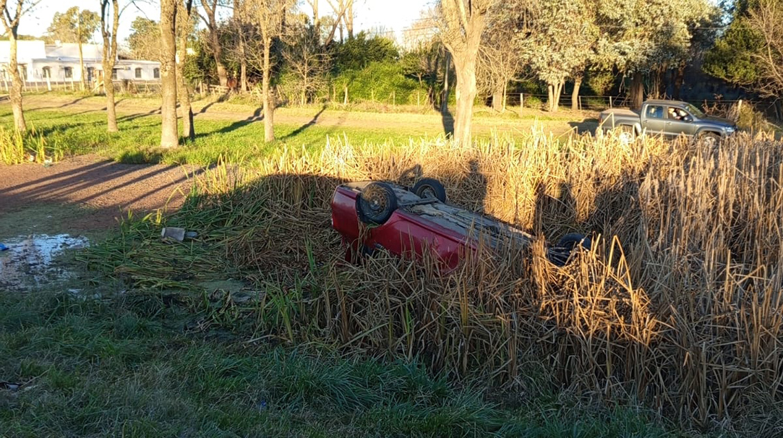 Ruta 5: Un auto despist&oacute; y volc&oacute; sobre la banquina