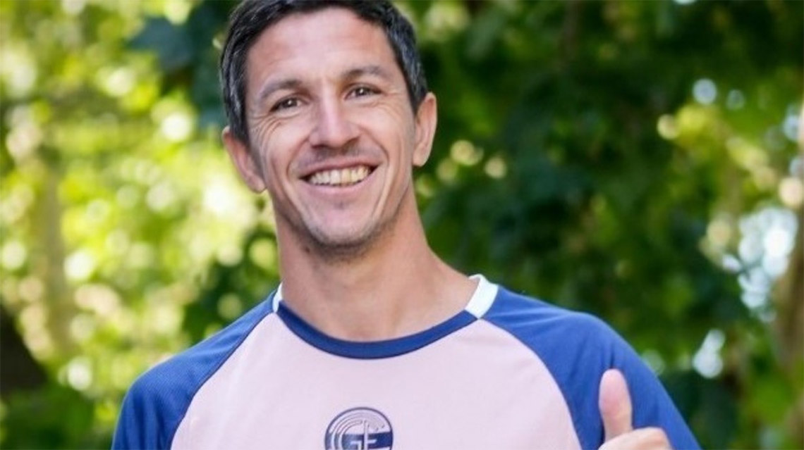 Nacho Fern&aacute;ndez don&oacute; pelotas al Club Atl&eacute;tico y Social Dudignac