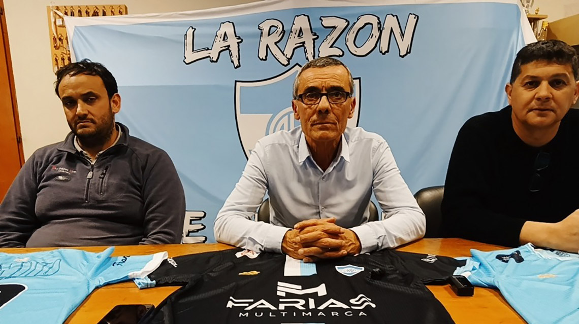 ​San Mart&iacute;n present&oacute; su nueva indumentaria