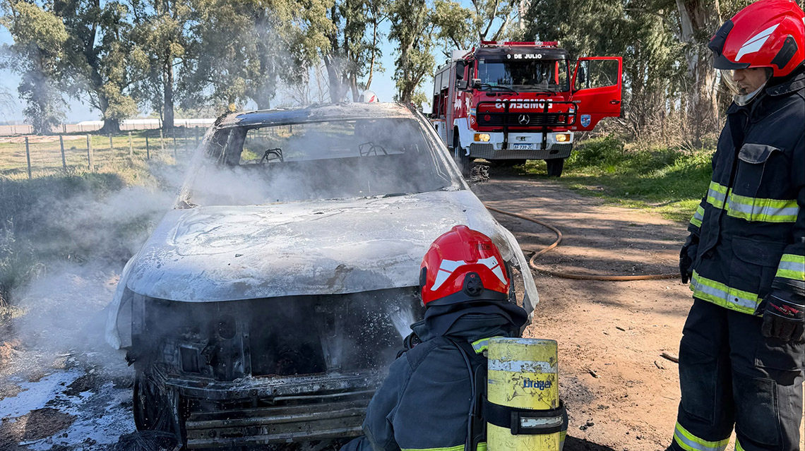 Bomberos de 9 de Julio intervinieron en incendio vehicular