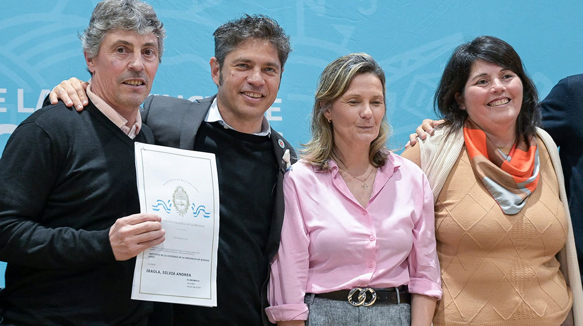 Kicillof en 9 de Julio: entregaron 370 escrituras, nuevos patrulleros y computadoras para estudiantes