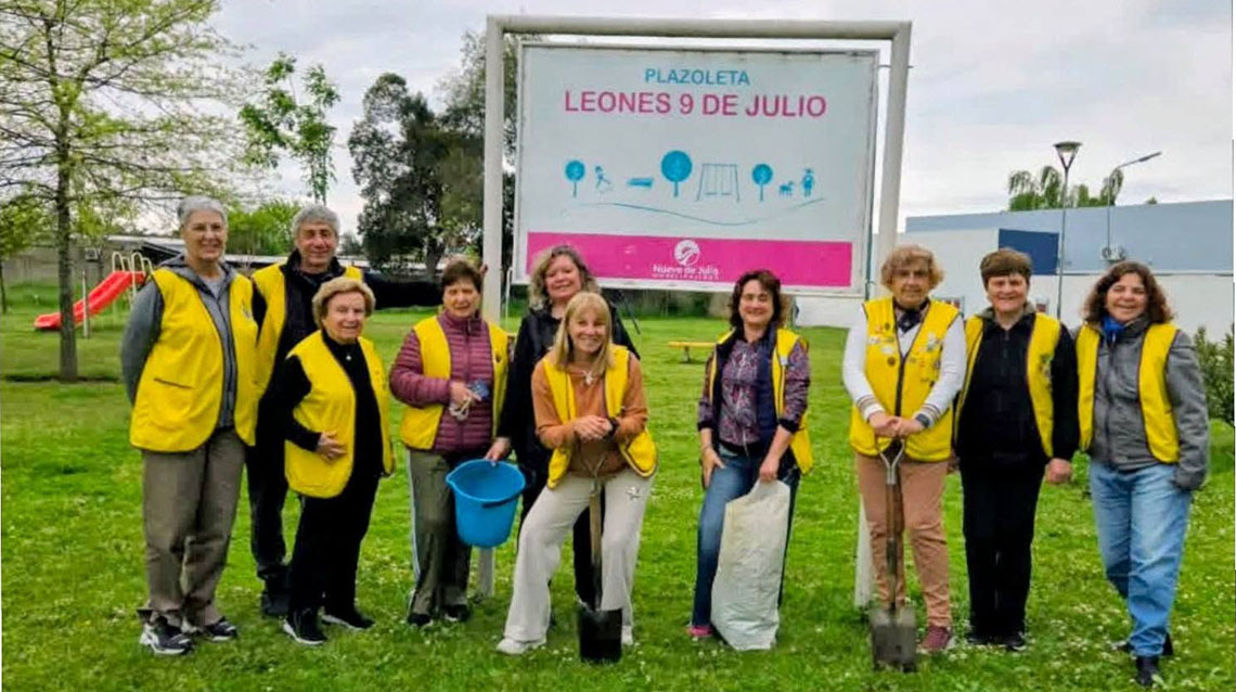 Club de Leones encabez&oacute; jornada de limpieza y forestaci&oacute;n en la Plazoleta