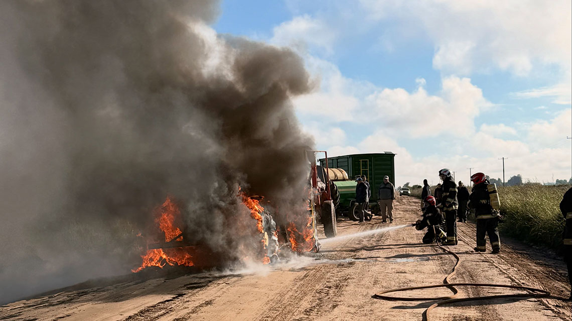 Bomberos Voluntarios controlaron incendio de un tractor en el Acceso a 12 de Octubre