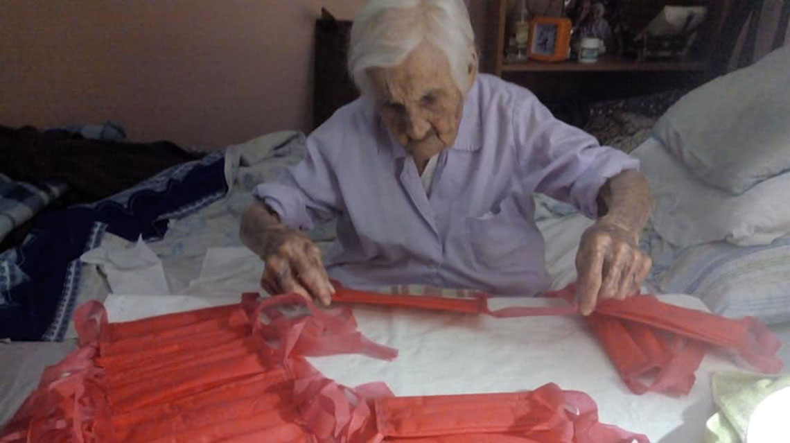 Solidaridad en tiempos de cuarentena: tiene 96 años y fabrica barbijos